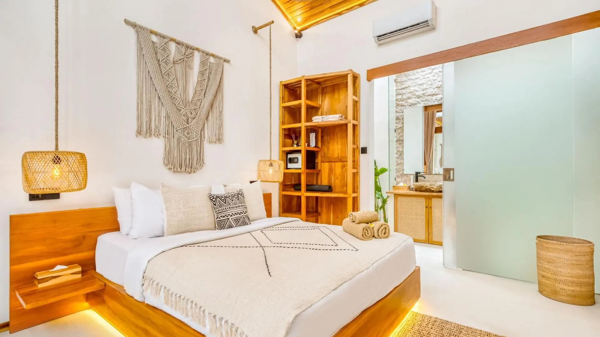 Villa Orlando - Brand New 9Br Jacuzzi Cinema Seminyak 0*,  Indonesia