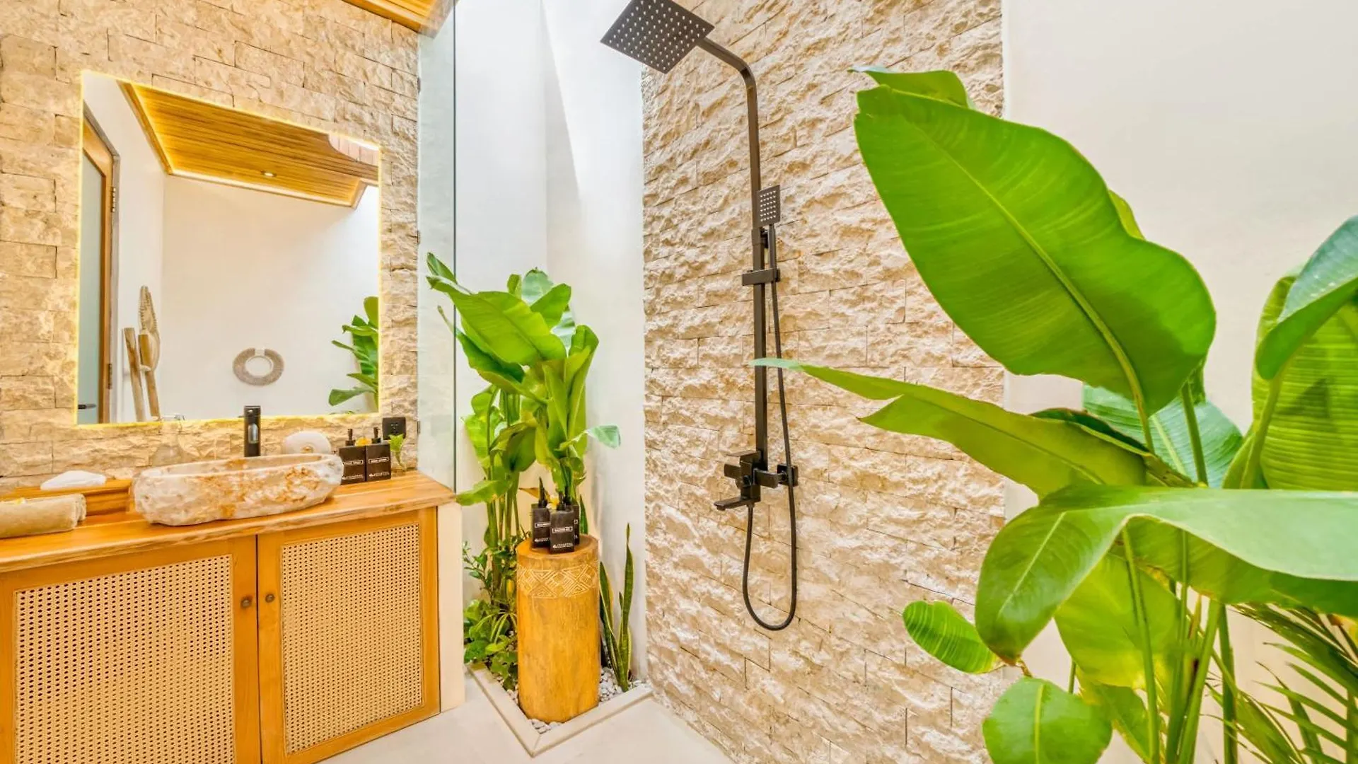Villa Orlando - Brand New 9Br Jacuzzi Cinema Seminyak