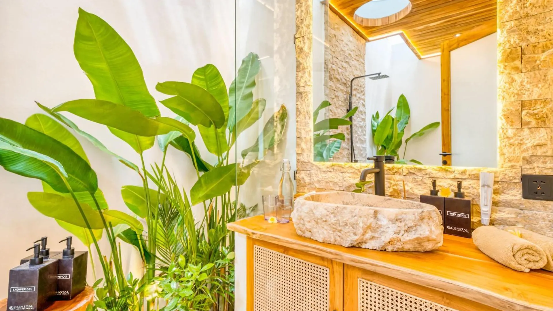 Villa Orlando - Brand New 9Br Jacuzzi Cinema Seminyak